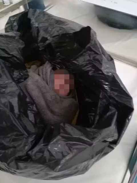  Nghe tiếng động trong túi ni lông, mở ra phát hiện bé sơ sinh: Sáng 31/3, người dân khi qua bãi đất trống sau một nhà dân ở huyện Tân Châu, tỉnh Tây Ninh thấy tiếng động trong túi ni lông lại gần thì phát hiện một trẻ sơ sinh, bên cạnh đó có 2 cái khăn nên báo công an. Được biết, đây là Bé trai sơ sinh nặng 1,9kg tình trạng sức khỏe ổn định. 