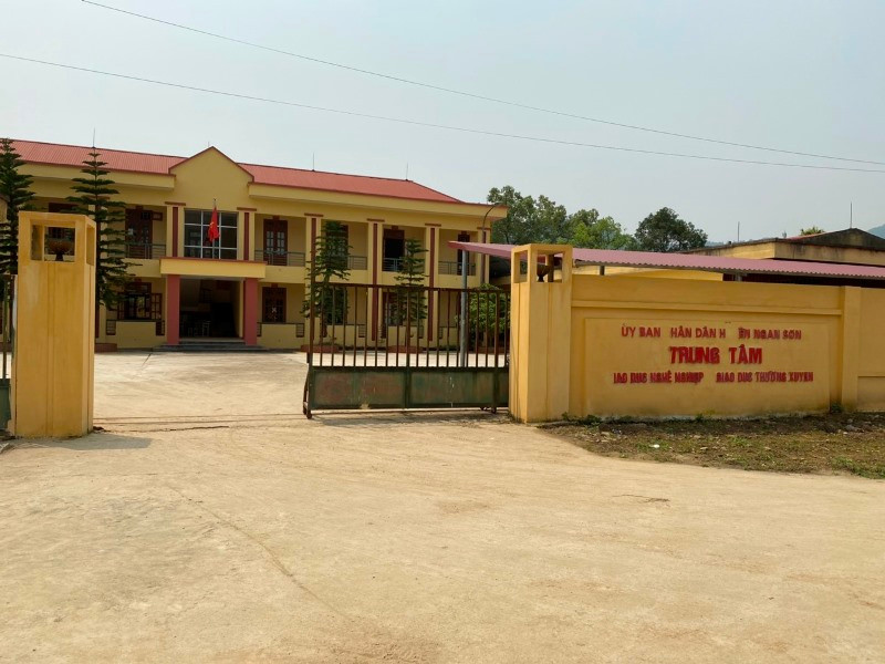  Khởi tố giám đốc trung tâm giáo dục nghề nghiệp tội tham ô: Ngày 31/3, Công an tỉnh Bắc Kạn đã khởi tố bị can đối với ông Cao Sinh Mạnh (SN 1962), Giám đốc Trung tâm Giáo dục nghề nghiệp - Giáo dục thường xuyên huyện Ngân Sơn vì tội tham ô. Ông Mạnh không đứng lớp nhưng thường xuyên ký thay các tiết giảng dạy để chiếm đoạt tài sản.