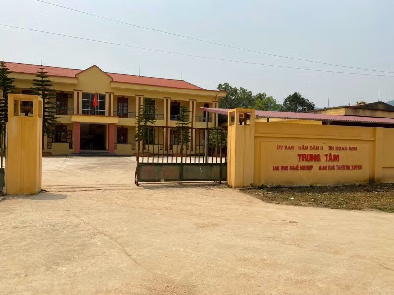  Khởi tố giám đốc trung tâm giáo dục nghề nghiệp tội tham ô: Ngày 31/3, Công an tỉnh Bắc Kạn đã khởi tố bị can đối với ông Cao Sinh Mạnh (SN 1962), Giám đốc Trung tâm Giáo dục nghề nghiệp - Giáo dục thường xuyên huyện Ngân Sơn vì tội tham ô. Ông Mạnh không đứng lớp nhưng thường xuyên ký thay các tiết giảng dạy để chiếm đoạt tài sản.