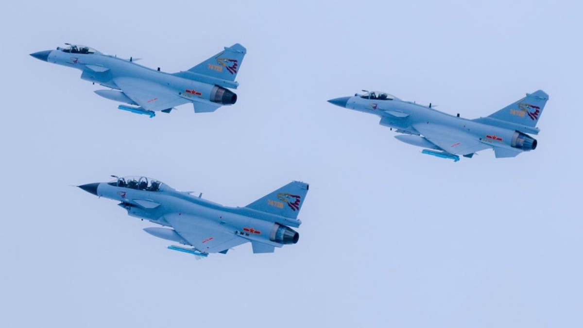 Xem xét yếu tố tên lửa không đối không, đây dường như là lĩnh vực mà máy bay chiến đấu J-10C có lợi thế đáng kể nhất. Su-35 triển khai tên lửa không đối không tầm xa R-27ER và R-77. R-27 dựa trên thiết kế của Liên Xô từ những năm 1980, và trong khi tầm bắn 130km được xem là rất ấn tượng, nó không có radar chủ động hoàn toàn, nghĩa là phi công phải hướng máy bay tới mục tiêu trong suốt quá trình tên lửa bay tới đích.