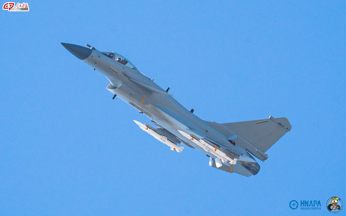 PL-15 có tầm bắn 250 đến 300km, có nghĩa là một chiếc J-10 có thể phóng nhiều tên lửa về phía Su-35 trước khi nó bị tấn công. Tuy nhiên, quan trọng hơn tầm bắn của nó, PL-15 là lớp tên lửa không đối không tầm xa duy nhất tự tích hợp radar AESA, và dù đắt đỏ, nó cũng khiến tên lửa trở nên đáng tin cậy và khó bị gây nhiễu hơn.