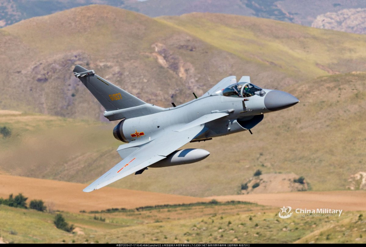 Một đánh giá toàn diện về hai máy bay chiến đấu và khả năng của chúng có thể đưa ra một số căn cứ về việc tiêm kích J-10C sẽ ra sao nếu được mang so với một máy bay Nga cùng thế hệ và có trọng lượng lớn hơn nhiều. Các cuộc giao chiến giả lập được nói là diễn ra trong hai chế độ trong và ngoài tầm nhìn của phi công, và trong cả hai trường hợp, công nghệ tên lửa có khả năng là chìa khóa.