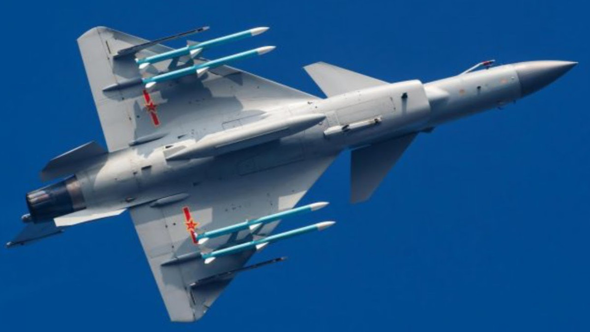 Mặc dù trên trận chiến giả lập, Su 35 có vẻ thua sút J-10C nhưng cần nhắc lại rằng đây là cuộc chiến trên máy tính, dựa trên tính năng của các tiêm kích Su-35 Nga xuất khẩu cho Trung Quốc. Nga, vốn sợ nạn sao chép của Trung Quốc, luôn có bước đi đề phòng. J-10C đem đối đầu với Su-35 trong không quân Nga, được trang bị các tên lửa tiên tiến hơn nhiều và có tính năng cao hơn Su-35 Trung Quốc thì câu chuyện hoàn toàn khác.