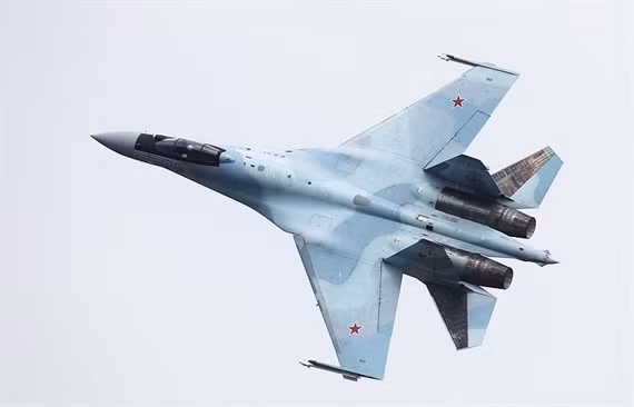 Su-35 là máy bay chiến đấu chiếm ưu thế trên không hạng nặng hai động cơ, và bên cạnh máy bay đánh chặn MiG-31BSM và máy bay chiến đấu tấn công Su-34, nó tạo thành tinh hoa của Không quân Nga ngày nay.
