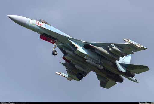 Đối đầu trong tầm nhìn, Su-35 có tên lửa R-73, một thiết kế tầm ngắn thời Chiến tranh Lạnh được cải tiến với các khả năng đáng nể nhưng theo Military Watch, chưa thể gọi là xuất sắc.