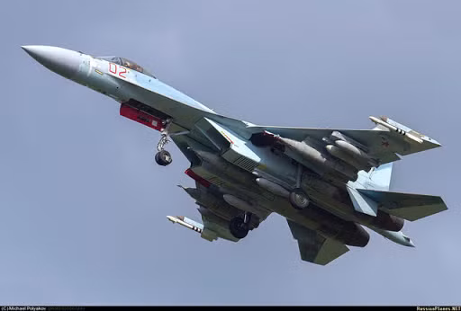 Đối đầu trong tầm nhìn, Su-35 có tên lửa R-73, một thiết kế tầm ngắn thời Chiến tranh Lạnh được cải tiến với các khả năng đáng nể nhưng theo Military Watch, chưa thể gọi là xuất sắc.