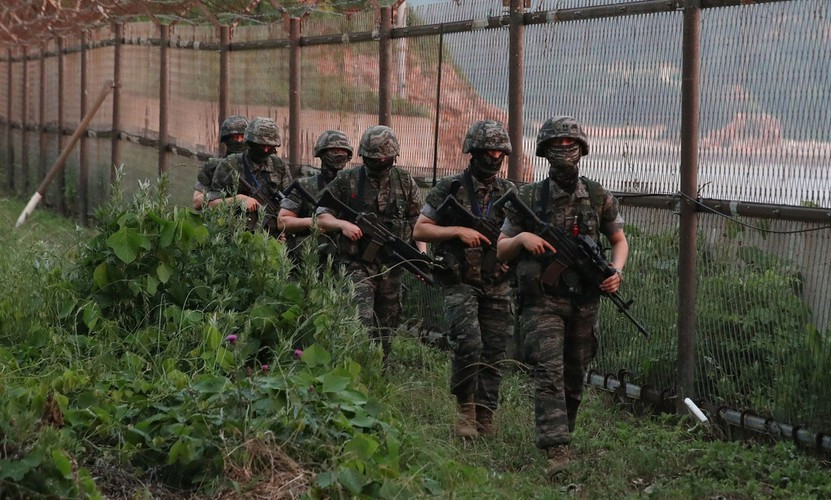 Vài giờ sau, quân đội Hàn Quốc ra tuyên bố khẳng định họ đang theo dõi sát sao mọi động thái của Triều Tiên và duy trì trạng thái sẵn sàng chiến đấu cao.