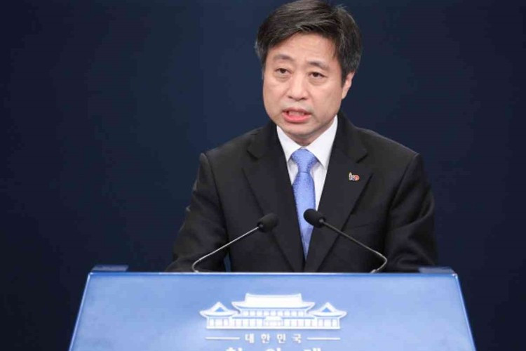 Phát ngôn viên Phủ Tổng thống Hàn Quốc Yoon Do-han hôm nay cho biết những chỉ trích của Kim Yo-jong, em gái Chủ tịch Triều Tiên Kim Jong-un, nhằm vào Tổng thống Moon Jae-in là "thô lỗ và vô nghĩa", cho rằng nó có thể phá hoại nghiêm trọng niềm tin được lãnh đạo hai bên xây dựng.