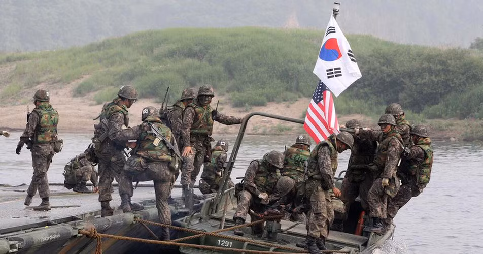 Quan hệ giữa hai miền bán đảo xấu đi kể từ khi các cuộc đàm phán hạt nhân giữa Washington và Bình Nhưỡng lâm vào bế tắc. Bình Nhưỡng gần như cắt đứt liên lạc với Seoul sau hội nghị thượng đỉnh Mỹ - Triều năm ngoái.