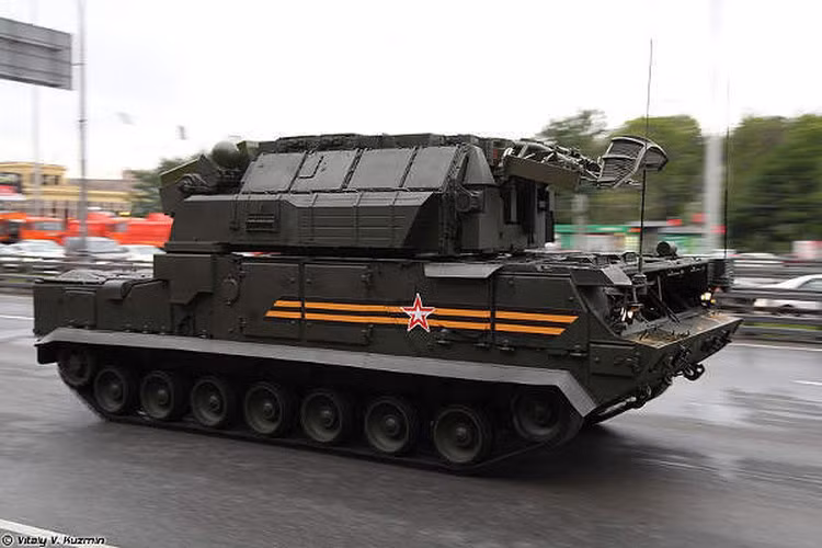 Theo giới thiệu, Tor-M2 là hậu duệ thay thế cho hệ thống tên lửa Tor-M1 ra đời từ thời Liên Xô, nó có khả năng tiêu diệt cùng lúc nhiều mục tiêu bay thấp nhờ sở hữu tốc độ khai hỏa "nhanh như súng tiểu liên".