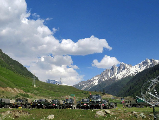 Không giống như các cuộc giao tranh liên quan đến các trung đội tuần tra, lần này Trung Quốc dường như đã thực hiện một cuộc tấn công theo kế hoạch dọc theo nhiều địa điểm tại khu vực Đường Kiểm soát Thực tế (LAC) - biên giới không chính thức của hai nước, nhằm chiếm đóng các khu vực mà Ấn Độ tuyên bố chủ quyền.