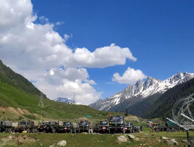 Không giống như các cuộc giao tranh liên quan đến các trung đội tuần tra, lần này Trung Quốc dường như đã thực hiện một cuộc tấn công theo kế hoạch dọc theo nhiều địa điểm tại khu vực Đường Kiểm soát Thực tế (LAC) - biên giới không chính thức của hai nước, nhằm chiếm đóng các khu vực mà Ấn Độ tuyên bố chủ quyền.