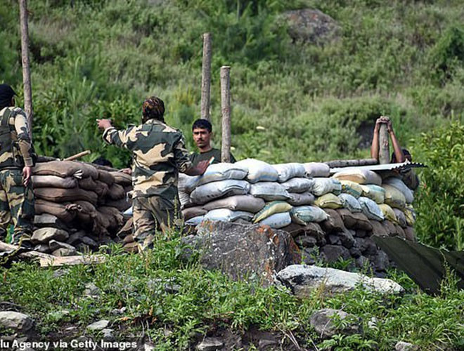 Điều này được cho là nhằm đáp trả việc Ấn Độ phát triển cơ sở hạ tầng biên giới, bao gồm cả đường bộ và hầm ngầm dọc theo LAC. Người Trung Quốc tin rằng, Ấn Độ đang giành được những lợi thế chiến lược quan trọng.