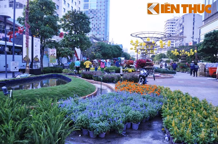 Phân đoạn "Khát vọng ngời sáng" mở đầu với tiểu cảnh đặc biệt "Sắc xuân" gồm nhiều chủng loại hoa lạ, đẹp được đưa về từ những địa phương hoa nổi tiếng trong nước và nhập ở nước ngoài như hoa shampoo ginger, hoa protea, hoa alium.