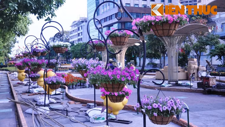 Dọc theo đường hoa là tiểu cảnh "Cánh chim hoà bình" với đèn led được bố trí chạy âm bên trong cho khách tham quan cảm giác mang cả bầu trời tinh tú trên đôi cánh khi đêm về.