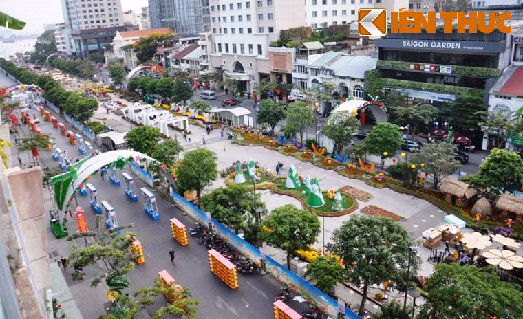 Toàn cảnh đường hoa Nguyễn Huệ 2017 nhìn từ trên cao.