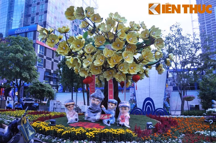 Trong đó, đoạn đường từ giao lộ Lê Lợi – Nguyễn Huệ được chia làm ba phân đoạn chính: Mùa xuân trên Thành phố mang tên Bác, Thành phố văn minh – hiện đại – nghĩa tình và Khát vọng ngời sáng.