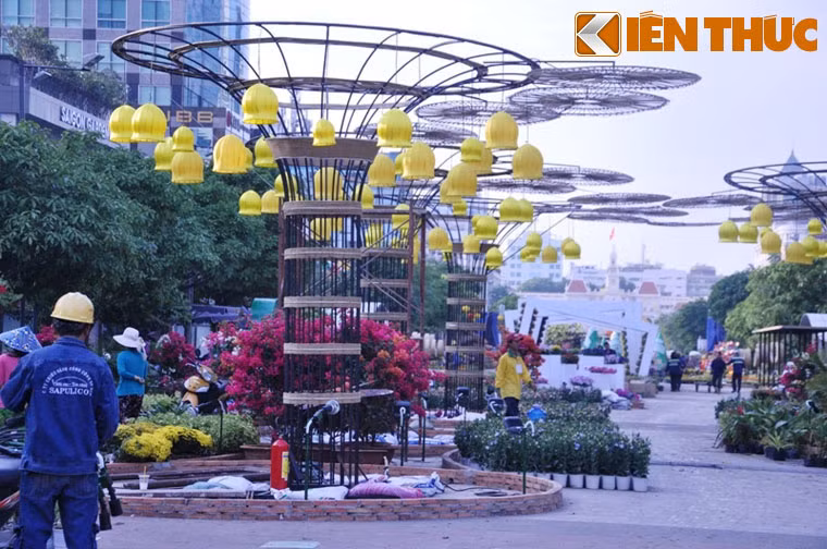 Một điểm rất mới ở đường hoa Nguyễn Huệ năm nay là ứng dụng công nghệ phần mềm chụp hình ảo tại nhiều điểm như: Cổng đường hoa, cây xuân, công trình thành phố, rừng thiên nhiên rực sáng và nơi những chú gà vui nhộn.