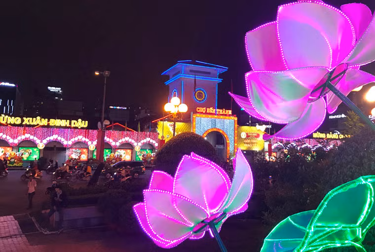 Để phục vụ thi công nhà ga Bến Thành (thuộc dự án tuyến Metro số 1 Bến Thành - Suối Tiên), từ năm 2014, TP HCM đã tổ chức tạm di dời tượng bán thân của nữ liệt sĩ Quách Thị Trang và tượng đài Trần Nguyên Hãn tại vòng xoay này.