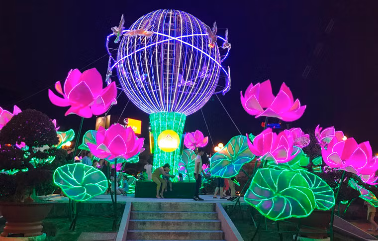 Vòng xoay Quách Thị Trang dịp Tết Đinh Dậu được trang hoàng rực rỡ với hình ảnh quả địa cầu rợp bóng chim câu, biểu tượng cho hoà bình và thịnh vượng.