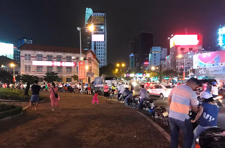 Nhiều người không khỏi quyến luyến khi sắp tới sẽ không còn nhìn thấy vòng xoay công viên Quách Thị Trang trước chợ Bến Thành rực rỡ trong những dịp lễ, Tết nữa.