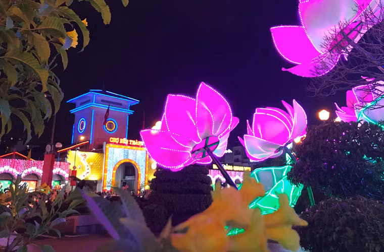 Những đoá sen hồng - loại quốc hoa của Việt Nam - được trang hoàng lộng lẫy trong ánh đèn đêm càng khiến cả khu vực trước chợ Bến Thành thêm rực rỡ.