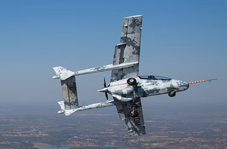 Máy bay trinh sát hạng nhẹ AHRLAC có thiết kế bề ngoài tương tự như máy bay tuần tra/tấn công hạng nhẹ OV-10 của Mỹ. Máy bay dài 10,5 mét, sải cánh 12 mét và cao 4 mét. Máy bay có khối lượng rỗng 2 tấn và khối lượng cất cánh tối đa 3,8 tấn.