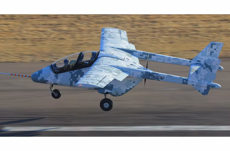 Trong điều kiện đầy tải, AHRLAC chỉ yêu cầu đường băng cất cánh dài 550 mét, những chiếc AHRLAC sử dụng động cơ Pratt &amp; Whitney PT6a-66 950 mã lực. Máy bay có thể đạt tốc độ tối đa hơn 500 km/h, tầm bay 2.000 km và độ cao tối đa 9.500 mét.