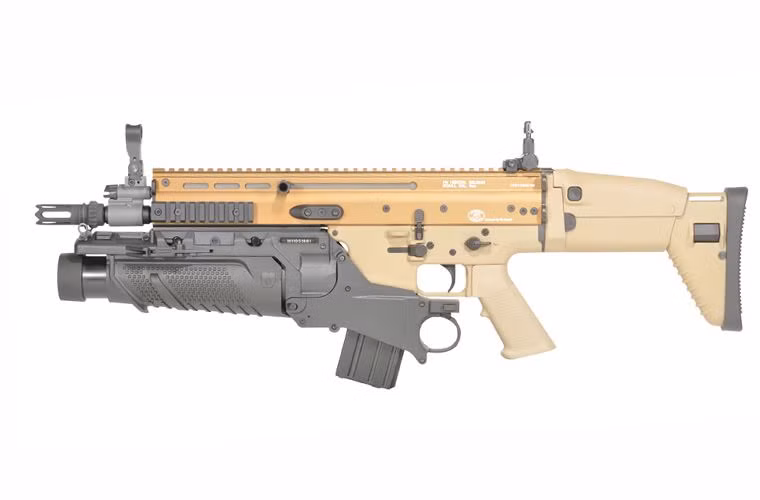 Việc lắp ráp FN40GL trên các khẩu SCAR cũng rất dễ dàng nhờ một bộ chuyển đổi cò và kẹp ngàm. Nó sẽ được lắp trên súng chính vào hướng 6 giờ, không cần thiết bị phụ trợ mà chỉ cần đưa vào vị trí và gạt hai đòn bẩy khóa lên phía trên.