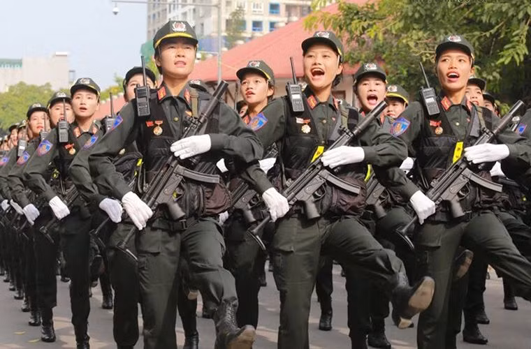 Trong số những tiểu liên trang bị cho lực lượng đặc nhiệm, nổi lên khẩu tiểu liên MP7 của hãng H&amp;K của CH Liên bang Đức. MP7 thuộc loại vũ khí tự vệ cá nhân trang bị cho các lực lượng đặc nhiệm hoặc chấp pháp, đòi hỏi một khẩu súng vừa gọn nhẹ nhưng lại có sức sát thương cao. Đáng lưu ý, MP7 vốn là “hậu bối” của khẩu tiểu liên MP5 mà Việt Nam đang trang bị cho lực lượng cảnh sát cơ động, cảnh sát đặc nhiệm.