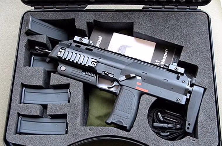 MP7 sử dụng hộp tiếp đạn dạng thanh gắn trực tiếp vào tay nắm chính. Có các loại hộp tiếp đạn khác nhau với sức chứa 20, 30 và 40 viên. MP7 có độ giật rất thấp khi bắn liên thanh. Đặc biệt, xạ thủ có thể bắn bằng hai tay hoặc một tay dễ dàng như một khẩu súng ngắn thông thường.