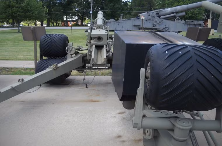 Kiểu bố trí bánh kỳ quặc với ba bánh xếp lên nhau theo hình tam giác được cho là có tác dụng cơ động khá tốt ở những nơi địa hình phức tạp.