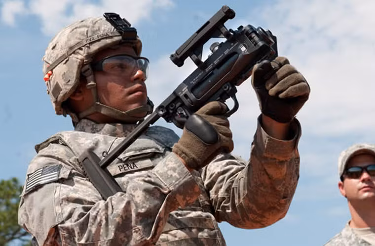 M320 có thiết kế chính dựa trên khẩu súng phóng lựu kẹp nòng nổi tiếng AG-C của Heckler &amp; Koch. Tuy nhiên M320 là sản phẩm kết hợp giữa tính năng ưu việt của AG-C cùng những cải tiến hiện đại như thêm tay nắm phụ có thể gập lại, nòng súng được cải tiến gọn nhẹ hơn để phù hợp hơn trong điều kiện tác chiến mới.