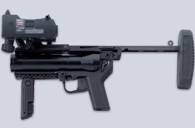 M320 được cung cấp với 3 thành phần chính: ống phóng lựu, kính ngắm ngày - đêm do Insight Technology sản xuất và một thiết bị đo khoảng cách đến mục tiêu bằng laser. M320 có khả năng gắn vào bên dưới nòng của một số súng trường tấn công thông qua hệ thống ray picantinny.