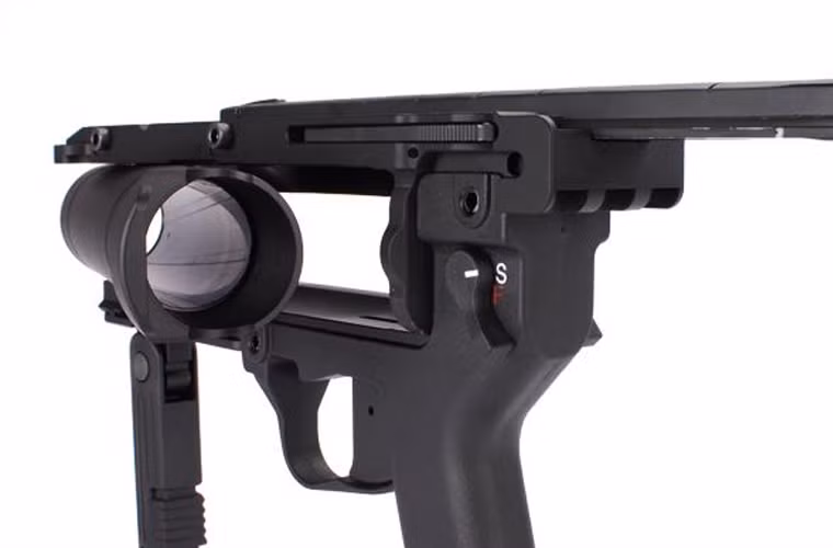 M320 nặng chưa bằng một nửa so với khẩu M79 cũ, cụ thể súng có khối lượng chỉ 1,5 kg, chiều dài 350 mm và nòng dài 280 mm. Súng sử dụng cơ chế buồng nén áp suất cao tương tự như M203. Cơ chế hoạt động của M320 là "double action" với khóa an toàn thuận cả hai tay. Trong trường hợp đạn hỏng và không thể khai hỏa, xạ thủ chỉ cần bóp cò một lần nữa thì nòng sẽ mở ra để có thể lấy viên đạn ra ngoài.