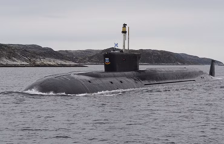 Yuri Dolgoruky có lượng giãn nước toàn tải khi lặn lên tới 24.000 tấn, dài 160m, rộng 13m, thủy thủ đoàn lên tới 107 người.