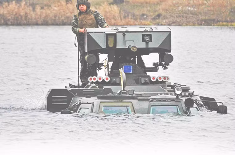 Hiện BTR-4E/M đã được Indonesia mua và đưa vào trang bị, trong khi BTR-82A mới được sử dụng chủ yếu bởi Nga, nó đã được đưa sang Syria tham chiến chống IS trong thời gian qua. Xét về tổng thể đánh giá BTR-4M hơn BTR-82A ở khả năng bọc giáp, hỏa lực, độ cơ động cùng độ ổn định khi bơi.