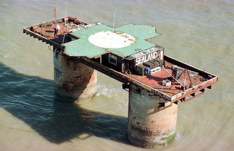 2. Lãnh địa Sealand nằm trên một pháo đài bỏ hoang, ra đời trong thế chiến II, có tên là tháp Fort Roughs, trên bờ biển miền đông nước Anh. Năm 1967, Paddy Roy Bates và gia đình ông chuyển tới sống ở đây. Năm 1975, Bates tuyên bố độc lập và công bố quốc kỳ và quốc huy của đất nước.