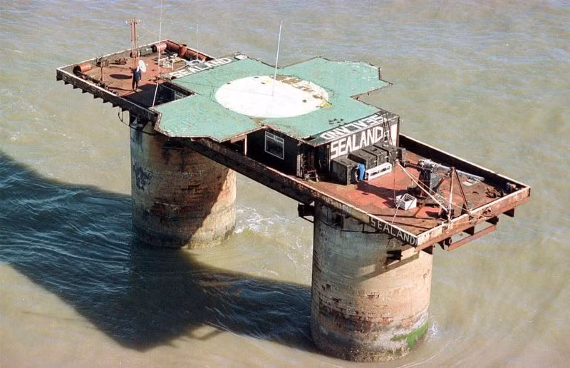 2. Lãnh địa Sealand nằm trên một pháo đài bỏ hoang, ra đời trong thế chiến II, có tên là tháp Fort Roughs, trên bờ biển miền đông nước Anh. Năm 1967, Paddy Roy Bates và gia đình ông chuyển tới sống ở đây. Năm 1975, Bates tuyên bố độc lập và công bố quốc kỳ và quốc huy của đất nước.