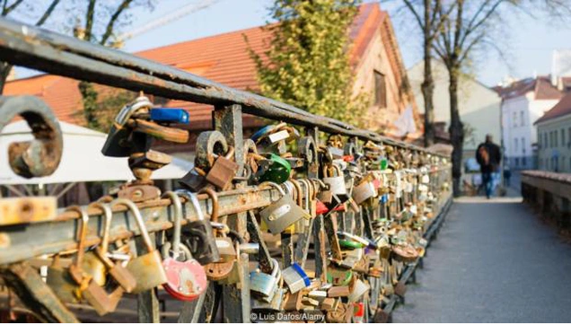 Cộng hòa Uzupis có những điều khoản khá lạ, "hài hước” như: “Chó có quyền được làm chó”, "mèo không bắt buộc phải yêu thương chủ nhưng phải giúp đỡ những khi cần thiết", hay “Người dân có quyền sống bên bờ sông Vilnele, còn dòng sông Vilnele có quyền chảy qua con người”, hoặc “Con người có quyền mang đặc thù cá nhân”. Ảnh: Alamy.