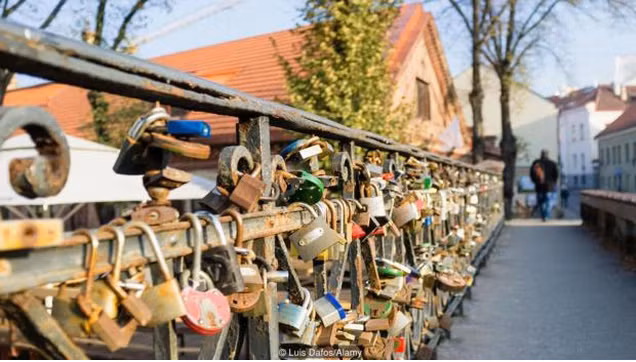 Cộng hòa Uzupis có những điều khoản khá lạ, "hài hước” như: “Chó có quyền được làm chó”, "mèo không bắt buộc phải yêu thương chủ nhưng phải giúp đỡ những khi cần thiết", hay “Người dân có quyền sống bên bờ sông Vilnele, còn dòng sông Vilnele có quyền chảy qua con người”, hoặc “Con người có quyền mang đặc thù cá nhân”. Ảnh: Alamy.