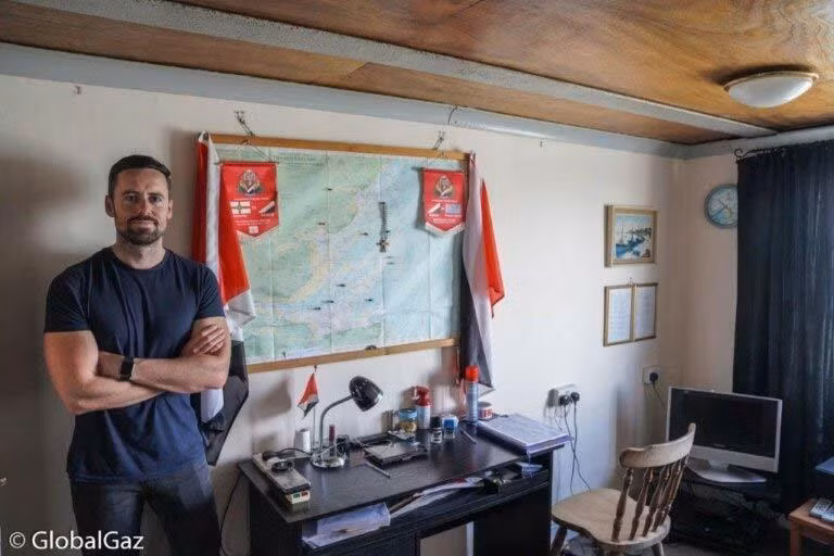 Năm 2002, dân số sinh sống trên pháo đài đạt đỉnh 27 người, là gia đình, bạn bè của Roy. Dù không được Liên Hiệp Quốc hay bất kỳ quốc gia nào công nhận, Sealand vẫn có hộ chiếu, quốc huy, tiền tệ, hiến pháp và tem. Năm 2008, Sealand đã giành chức vô địch trong một cuộc thi ném trứng quốc tế, tiểu quốc gia này cũng tham gia nhiều sự kiện thể thao quốc tế từ bóng đá đến đấu kiếm. Cờ của vương quốc cũng được cắm trên đỉnh Everest.