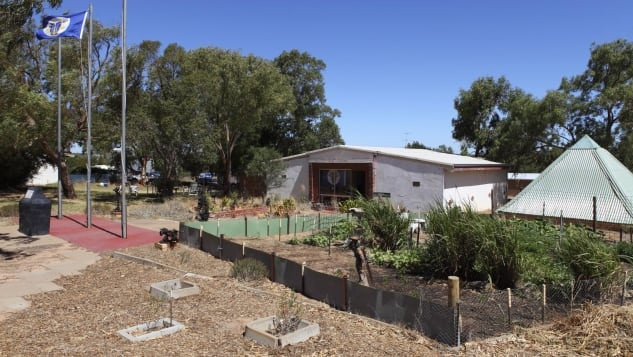 8. Lãnh địa Hutt River nằm trong lãnh thổ Australia, cách Perth về phía bắc hơn 500 km. Nó được hình thành vào năm 1970, khi một nông dân có tên Leonard Casley tự phong tước hiệu hoàng tử cho chính mình, và sau đó là tước hiệu hoàng gia cho mọi người trong gia đình. Tuy nhiên, khi Leonard Casley qua đời vào tháng 2/2019, để lại khoản nợ thuế trị giá 2,15 triệu USD, cùng với Covid-19, Hutt River buộc phải đưa ra tuyên bố cuối cùng: bán mảnh đất được thừa kế của mình để trả nợ, và công quốc phải giải thể.