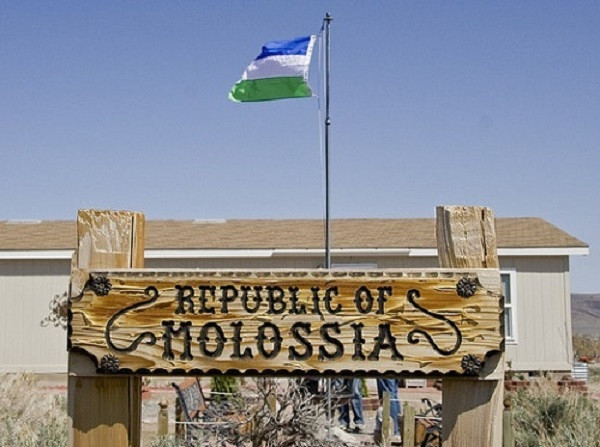 4. Nếu đặt chân tới vùng sa mạc gần thành phố Virginia, Nevada, Mỹ, du khách có thể nhìn thấy tấm biển "Chào mừng tới Cộng hòa Molossia, một đất nước độc lập có chủ quyền. Kể từ cột mốc này, bạn không còn đứng trên lãnh thổ nước Mỹ". Ảnh: Jamie Kingham/@mrjerz.
