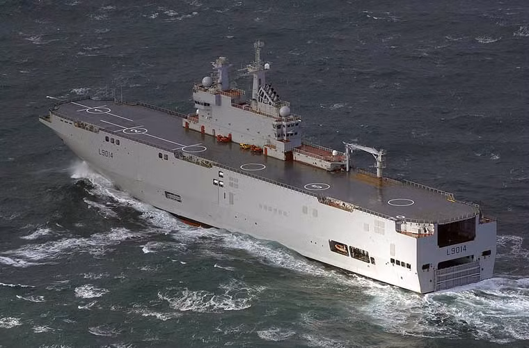 Sân bay của tàu Mistral có 6 điểm cất hạ cánh cho trực thăng.