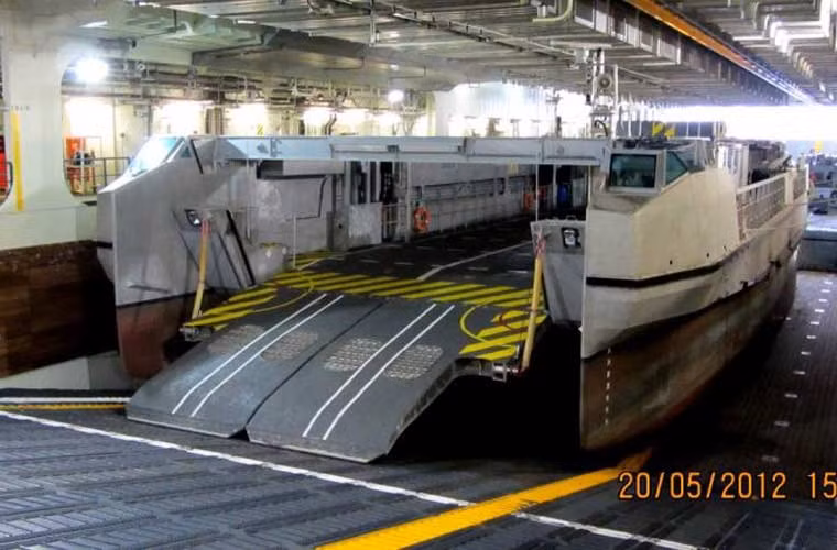 Khoang đáy của Mistral có thể bơm nước ngập một phần để các tàu đổ bộ nhỏ CTM có thể di chuyển vào - ra. Các tàu này sẽ chở theo binh sĩ hoặc các xe cơ giới không có khả năng lội nước đổ bộ lên bờ.