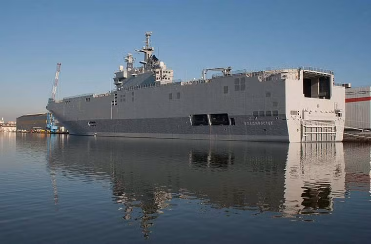 Các nguồn tin cho hay, mới đây thì Nga đã đồng ý hủy bỏ hợp đồng mua hai tàu đổ bộ Mistral từ Pháp. Phía Pháp sẽ phải bồi hoàn một chi phí lớn cho việc hủy bỏ giao hàng và phải trả lại Nga mọi trang thiết bị. Sau đó, người Pháp sẽ được toàn quyền sử dụng tàu chiến này theo mục đích của mình. Ảnh: Tàu đổ bộ lớp Mistral mang tên Sevastopol mà Pháp đóng cho Nga.