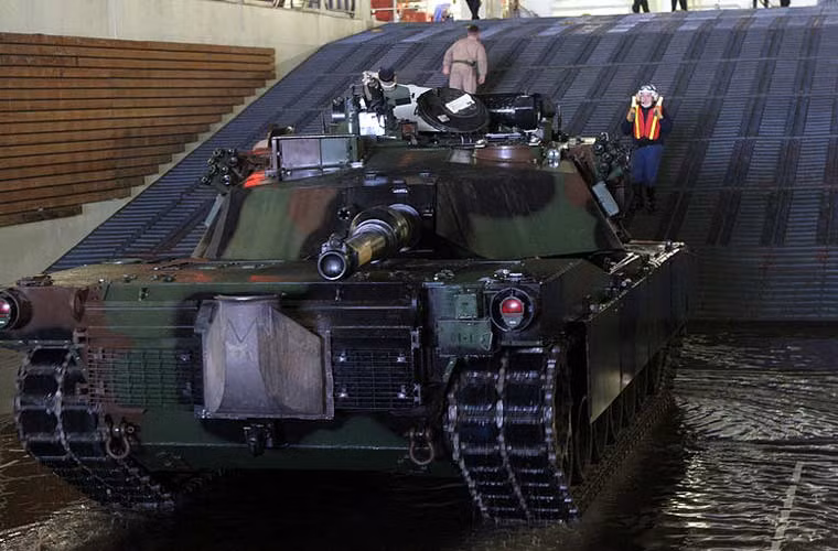 Hầu như mọi loại xe tăng chủ lực trên thế giới đều có thể chuyên chở trên Mistral. Ảnh: xe tăng M1 Abrams của Mỹ đi vào bên trong khoang hàng tàu Mistral.