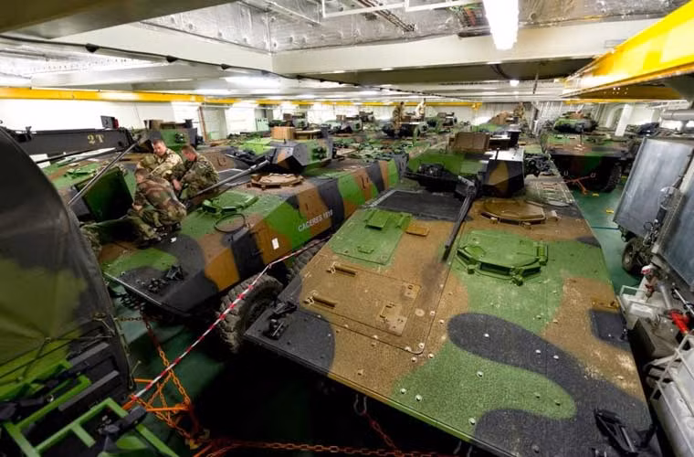 Theo thiết kế, tàu đổ bộ lớp Mistral có thể chở tổng cộng 59 xe tăng - thiết giáp (gồm 13 xe tăng chiến đấu chủ lực).