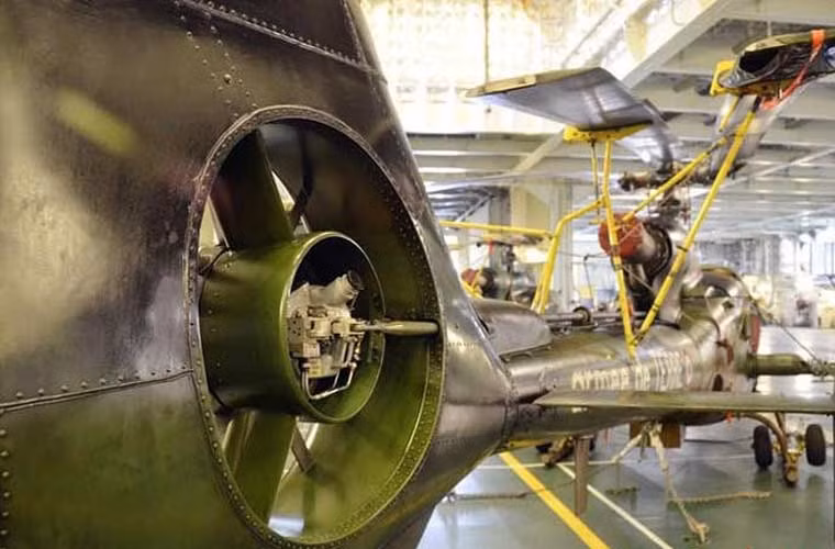 Ngoài phương án đổ bộ đánh chiếm bằng đường biển, Mistral có thể hỗ trợ chiến dịch đánh chiếm đổ bộ bằng đường không với khả năng chuyên chở 16 trực thăng hạng nặng hoặc 35 trực thăng hạng nhẹ.